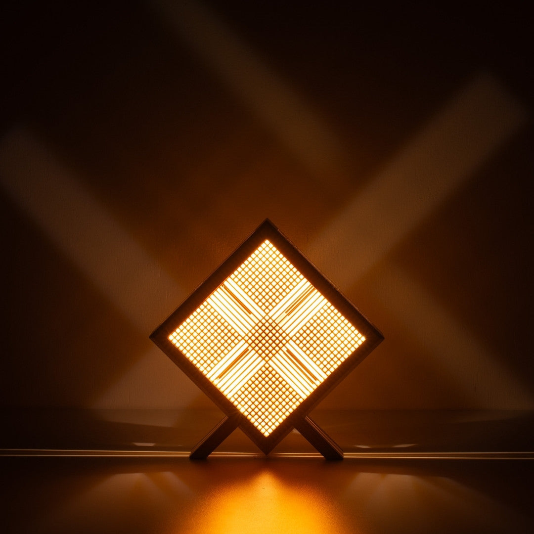 "Lampe de table japonaise en bois Kanata, naturelle, Aomori Hiba - Lampe d'ambiance avec art d'ombre en forme de X"