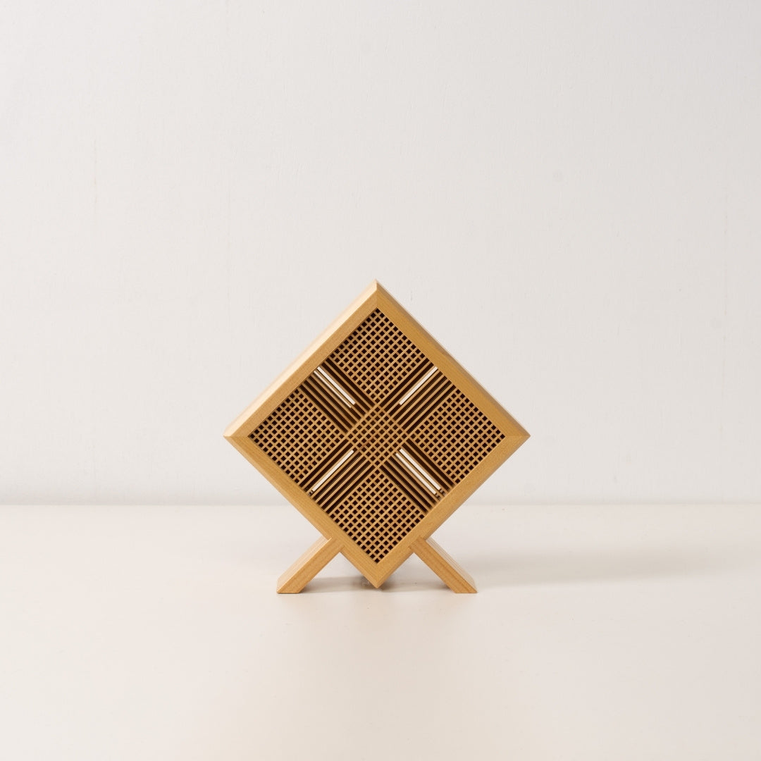 "Lampe de table japonaise en bois Kanata, naturelle, Aomori Hiba - Lampe d'ambiance artisanale avec travail du bois Kumiko"