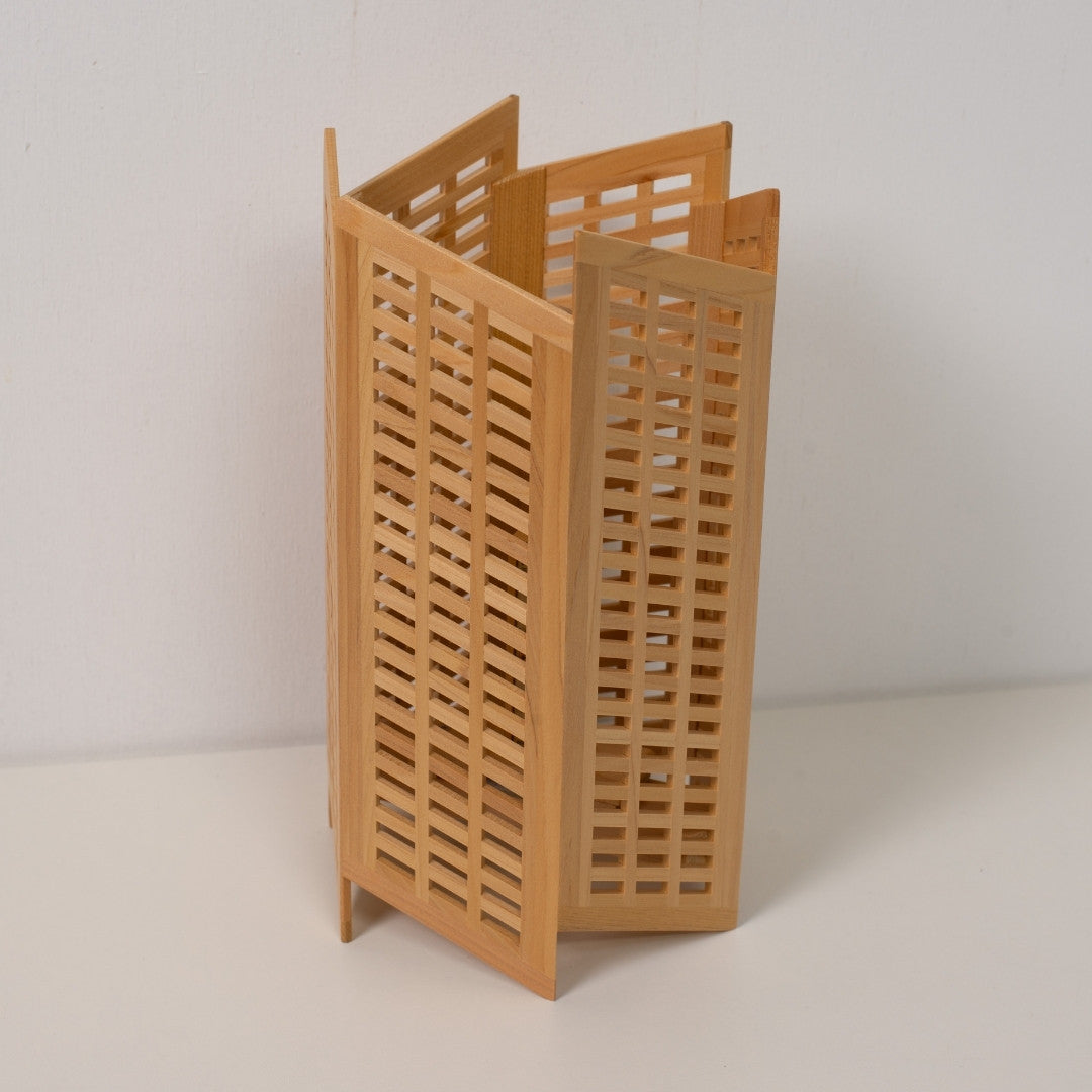 "Lampe de table japonaise en bois Towaru, naturelle, Aomori Hiba - Lampe d'appoint avec artisanat Kumiko"
