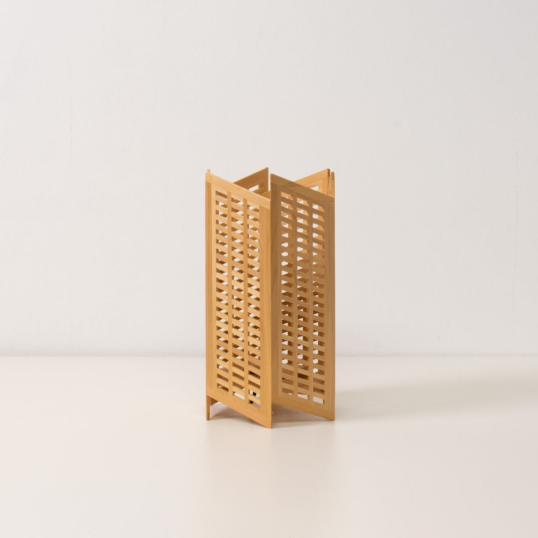"Lampe de table japonaise en bois Towaru, naturel, Aomori Hiba - Lampe de table japonaise avec travail du bois Kumiko."