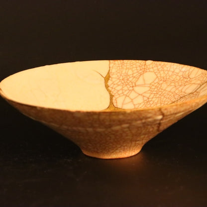 Vorderansicht der Kintsugi-Schale Shushinjaku-02 in Gold und Weiß.