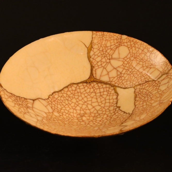 Detailansicht der Kintsugi-Schale Shushinjaku-02 in Gold und Weiß.