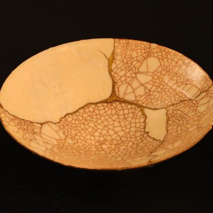 Detailansicht der Kintsugi-Schale Shushinjaku-02 in Gold und Weiß.