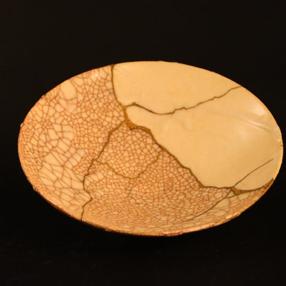 Winkelansicht der Kintsugi-Schale Shushinjaku-03 in Gold und Weiß.