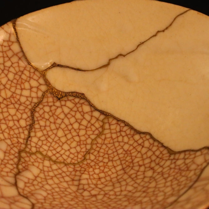 Detailansicht der Kintsugi-Schale Shushinjaku-03 in Gold und Weiß.