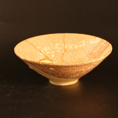 Vorderansicht der Kintsugi-Schale Shushinjaku-04 in Gold und Weiß.