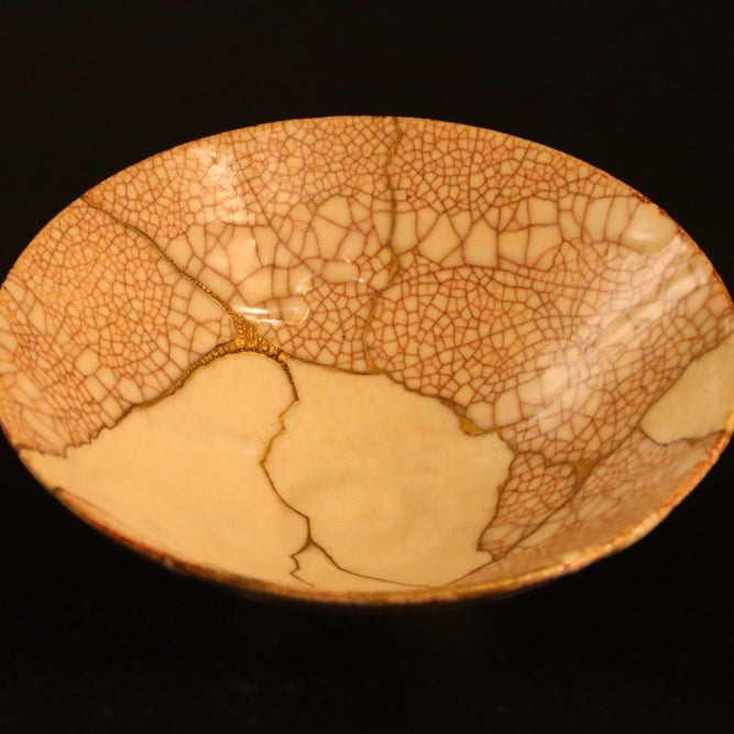 Draufsicht der Kintsugi-Schale Shushinjaku-04 in Gold und Weiß.