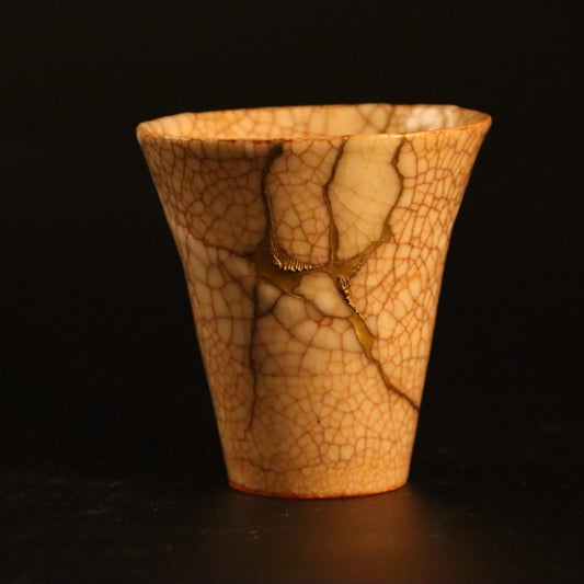 Kintsugi cup "Shushinjaku" 01 in gold, white, front view.