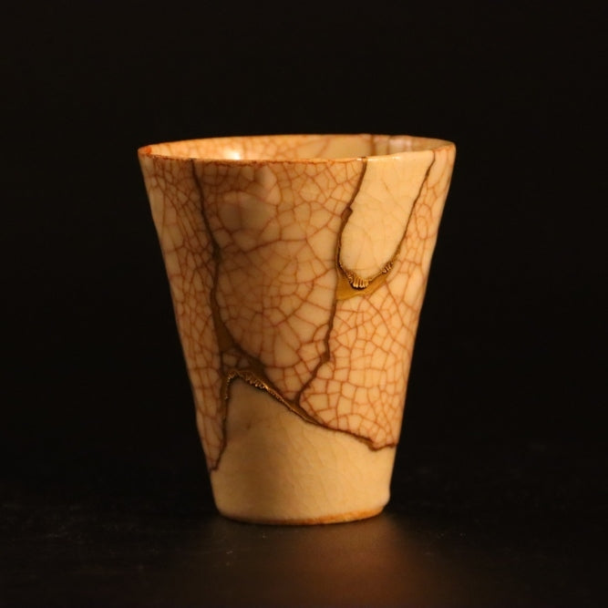 Kintsugi-Tasse „Shushinjaku“ 02 in Gold, Weiß, Vorderansicht.