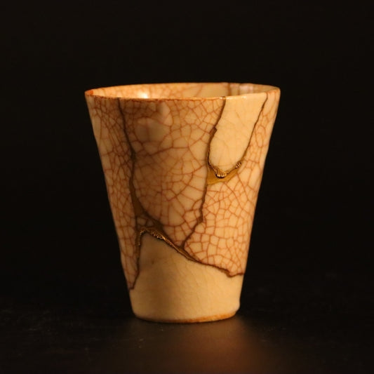 Kintsugi cup "Shushinjaku" 02 in gold, white, front view.