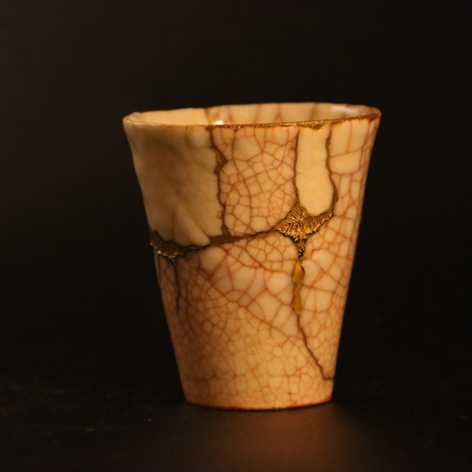 Kintsugi cup "Shushinjaku" 03 in gold, white, front view.