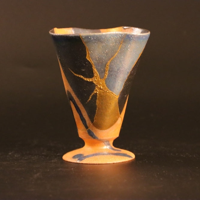 Kintsugi-Kelch „Hidamari“ 01 in Gold, Vorderansicht.