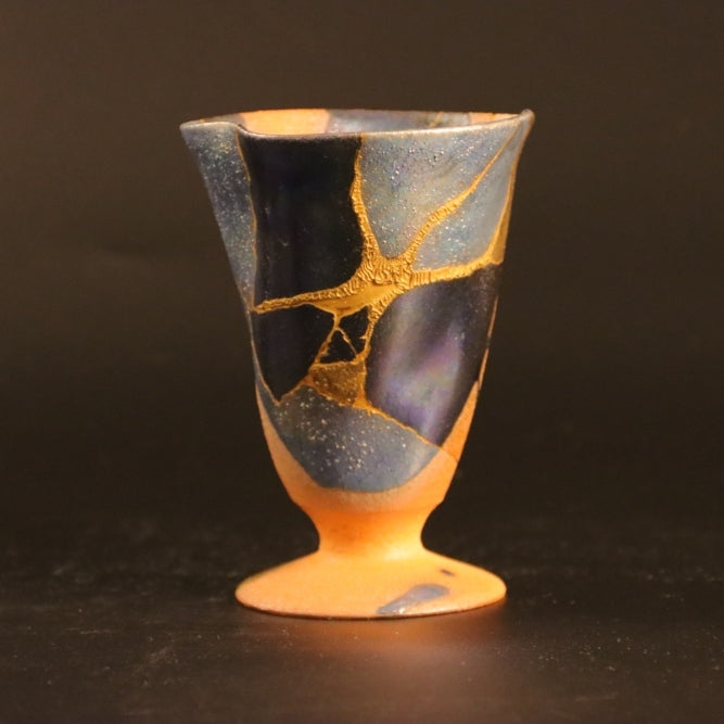 Kintsugi-Kelch „Hidamari“ 02 in Gold, Vorderansicht.