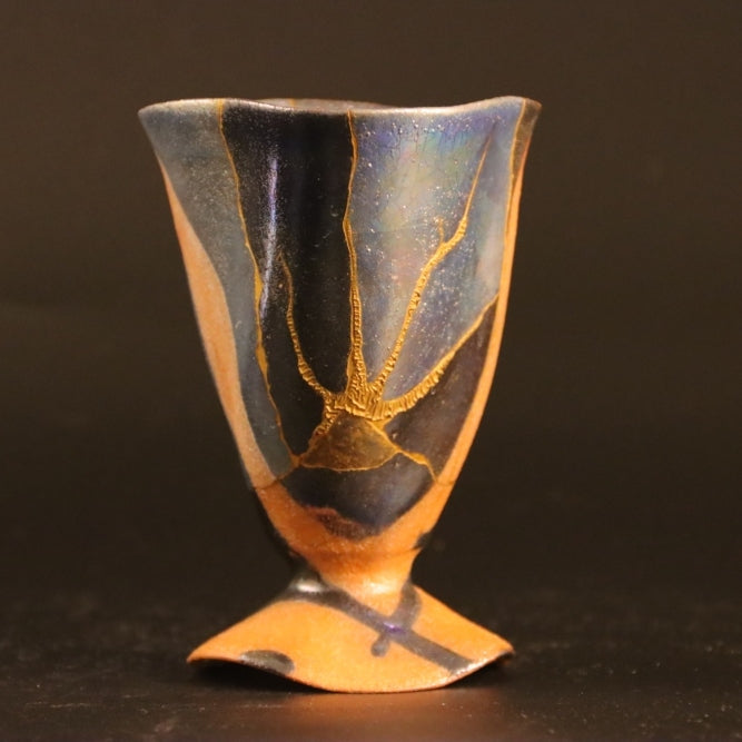 Kintsugi-Kelch „Hidamari“ 03 in Gold, Vorderansicht.