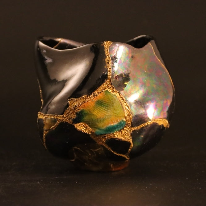 Kintsugi Matcha-Schale „Aidama“ 01 in Gold, Schwarz, Vorderansicht.
