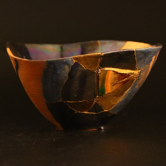 Kintsugi Matcha Bowl "Aidama" 02 in gold, black, front view.