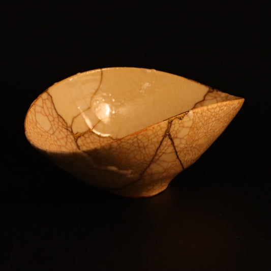 Kintsugi Oval Bowl "Shushinjaku" 01 in gold, white, front view.