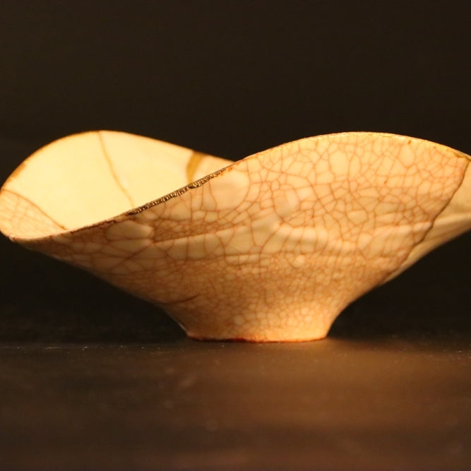 Kintsugi-Schale Shushinjaku 03 in Ovalform, Gold und Weiß, Vorderansicht.