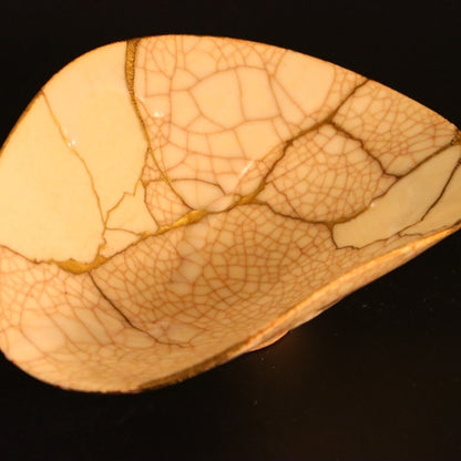 Kintsugi-Schale Shushinjaku 03 in Ovalform, Gold und Weiß, Ansicht von oben.