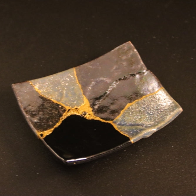 Kintsugi-Teller "Ko-haku" 01 in Gold, Vorderansicht.