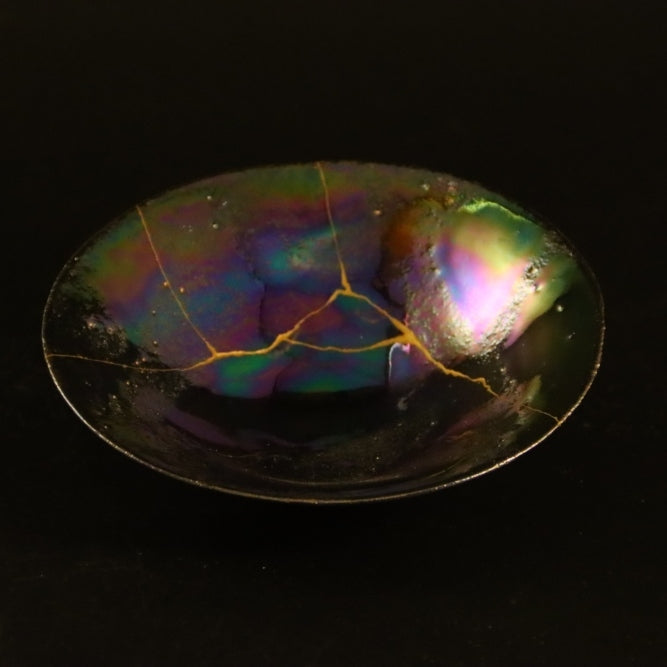 Kintsugi-Teller "Ko-haku" 03 in Gold, Vorderansicht.