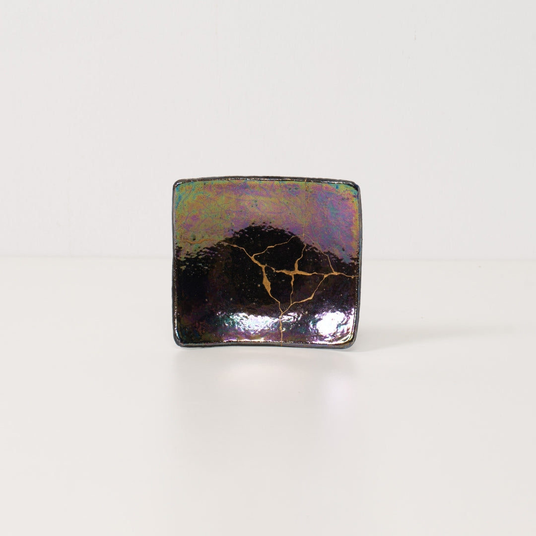 Shikkoku-rai iridescent luster kintsugi art plate 04, handcrafted Japanese pottery with gold repair lines and rainbow glow.
