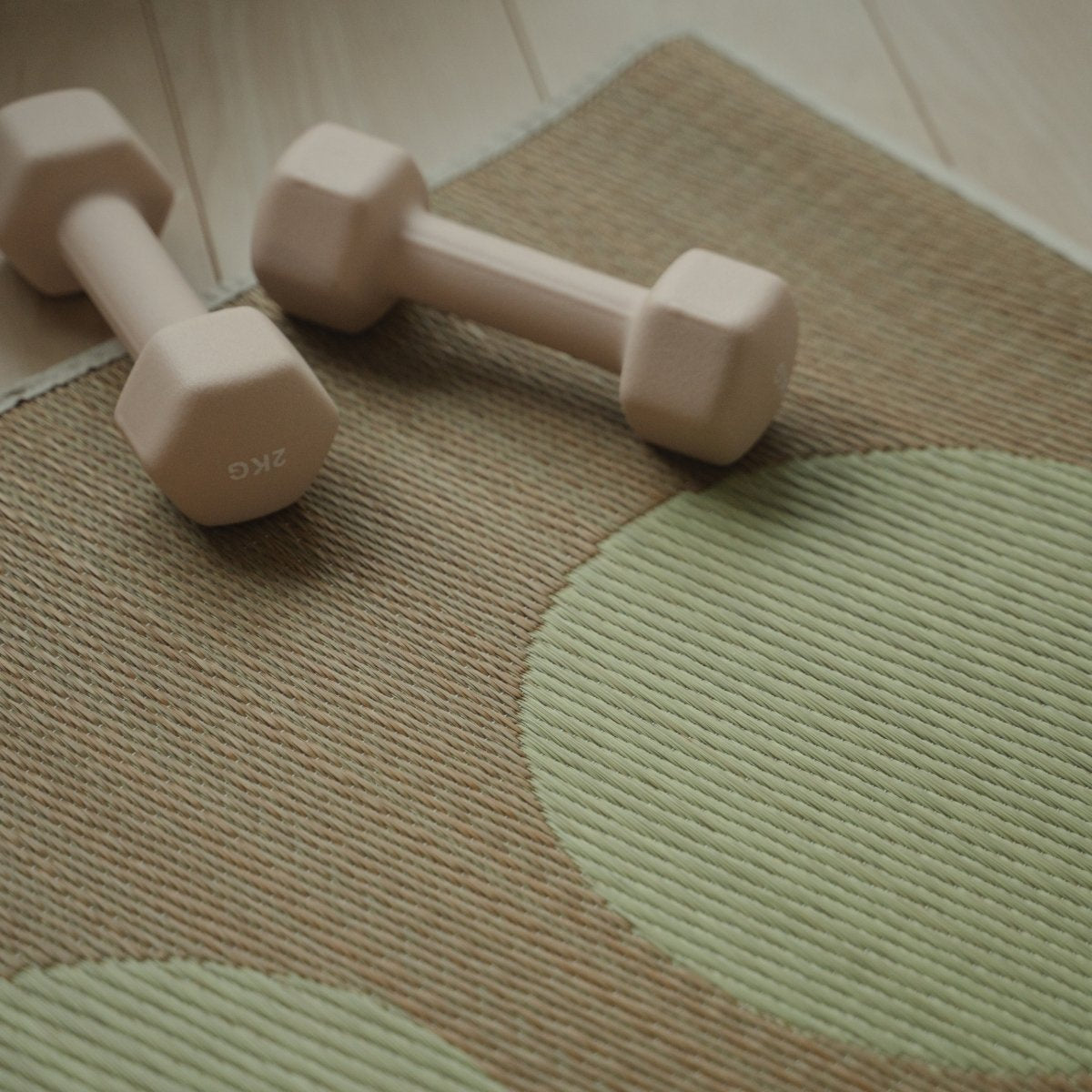 Nahaufnahme einer Ecke der japanischen Tatami-Yogamatte „Mond“ in Beige mit präzisen Nähten und natürlicher Binsenwebart.