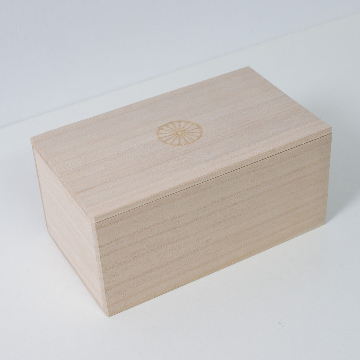 Geschlossene rechteckige Holzkiste von Ninshu für japanisches Sake-Set-Keramik, mit gebrandetem Chrysanthemenwappen auf dem Deckel.