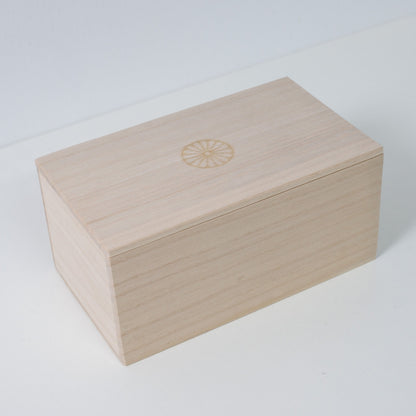 Geschlossene rechteckige Holzkiste von Ninshu für japanisches Sake-Set-Keramik, mit gebrandetem Chrysanthemenwappen auf dem Deckel.