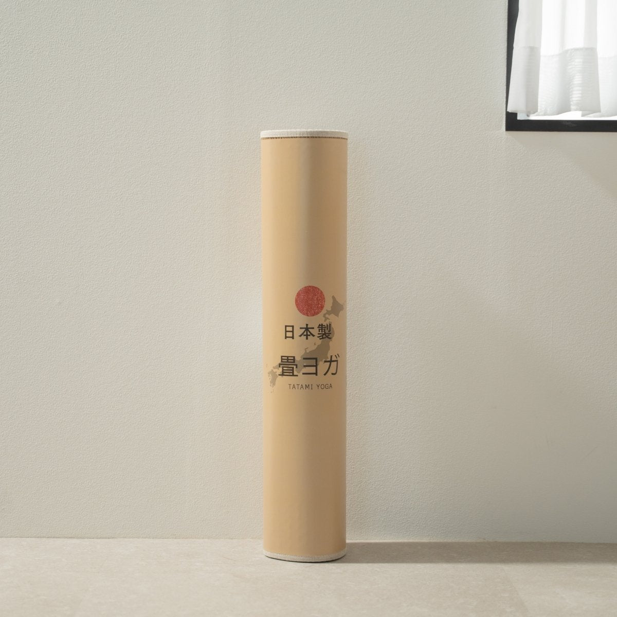 Verpackte japanische Tatami-Yogamatte „Mond“ steht in einem minimalistischen Raum, bereit, Ihre tägliche Praxis zu Hause zu bereichern.