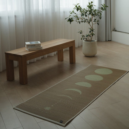 Japanische Tatami-Yogamatte "Mond" Beige auf hellem Holzboden in einem minimalistischen Wohnzimmer für ruhige Yoga-Übungen oder Meditationsräume.