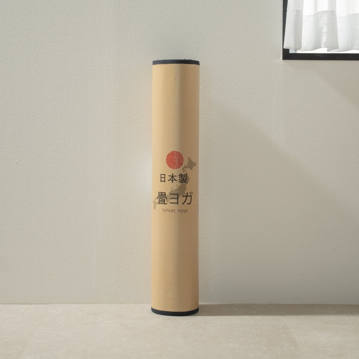 Japans Tatami Yoga Matras "Sarasa" Navy, klaar voor je dagelijkse mindfulness meditatie, staand bij een raam.